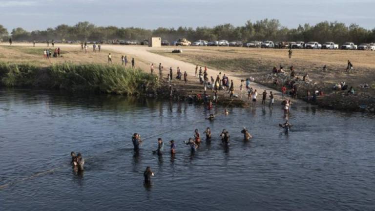 El muro de vehículos ha frenado el ingreso de migrantes a la desbordada ciudad de Del Río, en Texas./AFP.