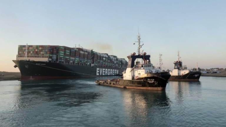 El Ever Given ya circula por el canal de Suez y luego será sometido a una inspección técnica tras permanecer varado una semana./AFP.