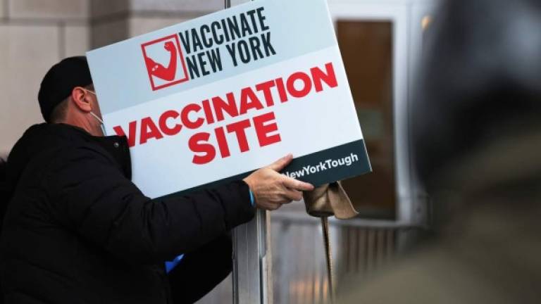 Las autoridades de Nueva York investigan la muerte de un hombre tras recibir una vacuna contra el covid 19./AFP.