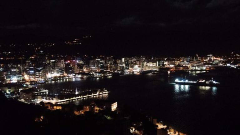 Las autoridades suspendieron la llegada de barcos a la ciudad de Wellington tras el potente sismo.