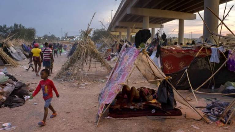 Al menos 12,000 migrantes, la mayoría de origen haitiano, permanecen retenidos en un campamento improvisado bajo un puente en la fronteriza ciudad de Del Río, Texas, a la espera de ser procesados para su deportación.