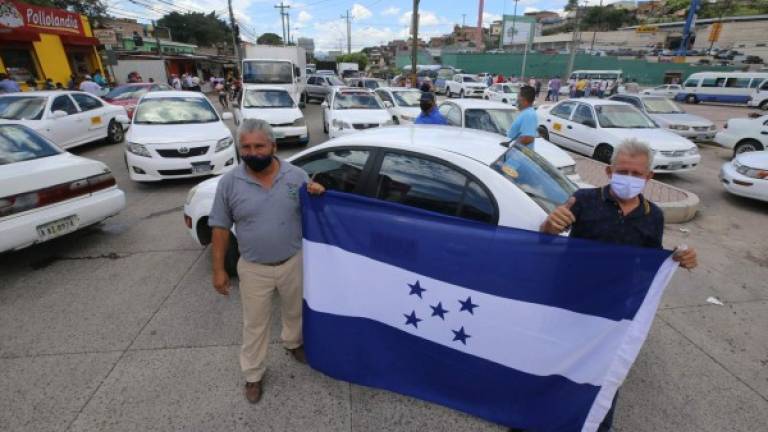 Los bloqueos de calles ocurrieron en San Pedro Sula, Comayagua, La Ceiba, entre otros lugares. Buses formaron largas filas en el bulevar Fuerzas Armadas de la capital. FOTOS: AMÍLCAR IZAGUIRRE Y AGENCIAS