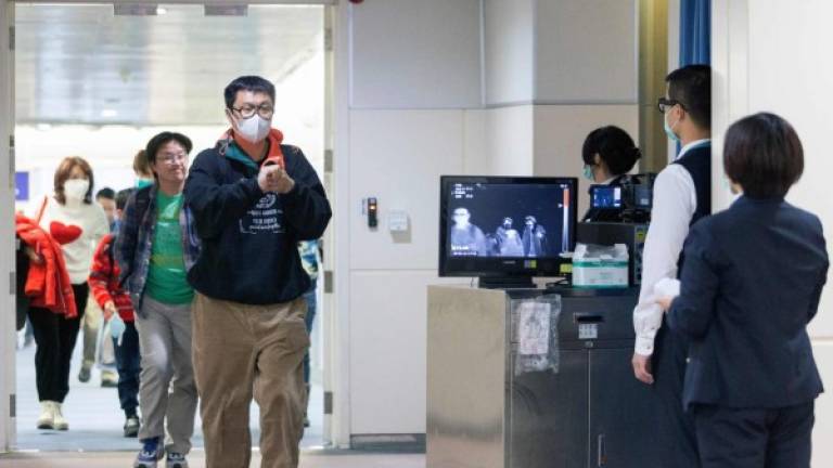 Las autoridades chinas han reforzado los controles en los aeropuertos para evitar la propagación del virus./AFP.