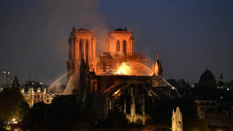 Un gran incendio se produjo en la histórica catedral de Notre-Dame en el centro de París, que provocó llamas y enormes nubes de humo gris que se elevaban hacia el cielo.