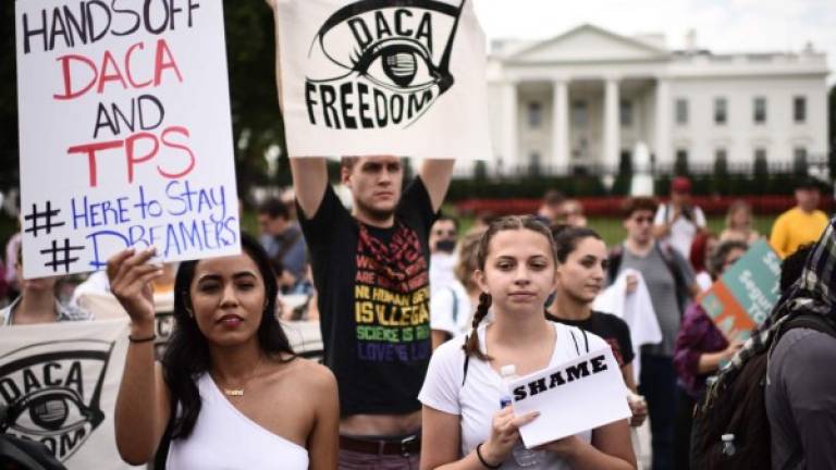 Decenas de 'dreamers' protestaron frente a la Casa Blanca contra Trump.