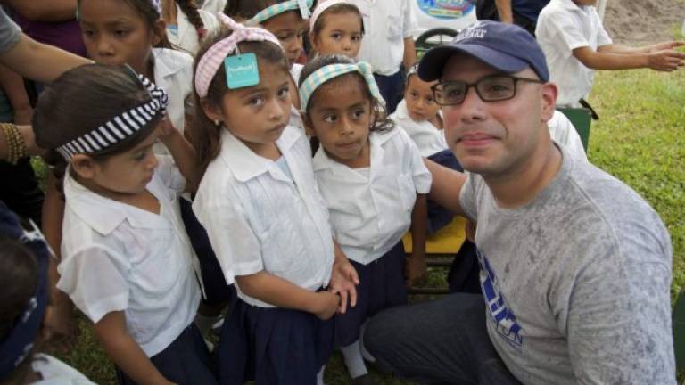 Ramiro Ocasio comparte con los alumnos de la escuela Santiago Morales.