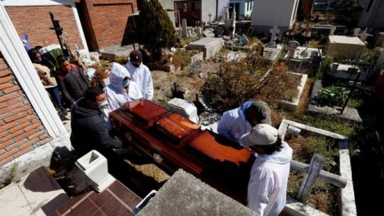Familiares asisten al entierro de un fallecido por Covid-19 el 21 de enero de 2021, en el Panteón de Tlahuac, en Ciudad de México (México). EFE/ José Méndez