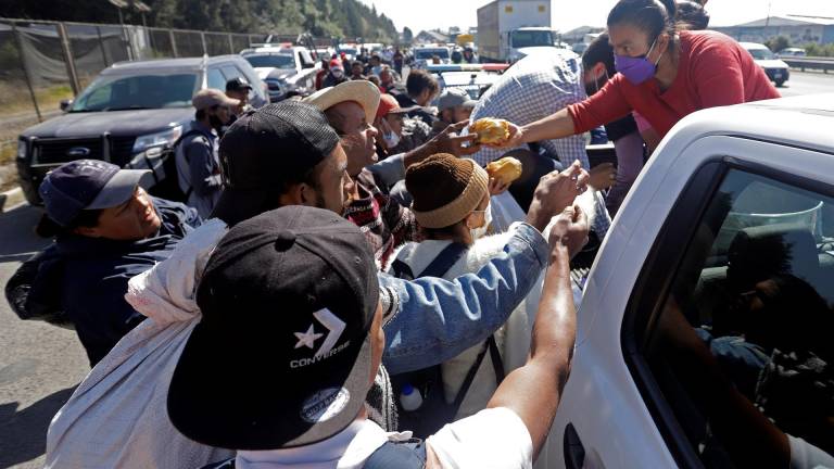 Varias personas repartieron alimentos a los migrantes de la caravana a su llegada a Puebla.