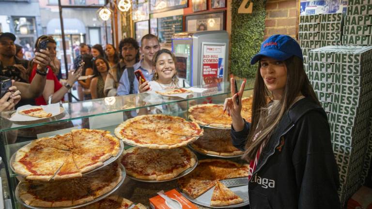 La cantante y compositora argentina, Nathy Peluso, reparte pizza en la pizzería Prince St para promocionar su nuevo álbum 'Grasa', este jueves en Nueva York (Estados Unidos).