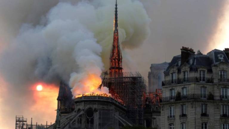 La histórica catedral de Notre-Dame, ubicada en el centro de París envuelta en llamas causa conmoción al mundo.