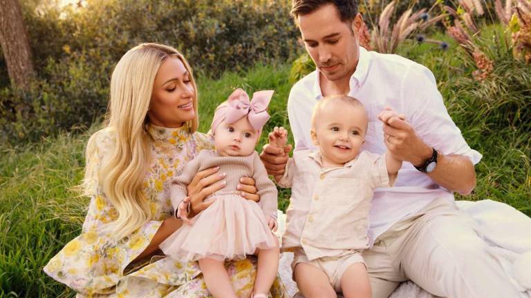 Paris Hilton compartió unas hermosas fotos en las que posa con su esposo Carter Reum y sus dos hijos.