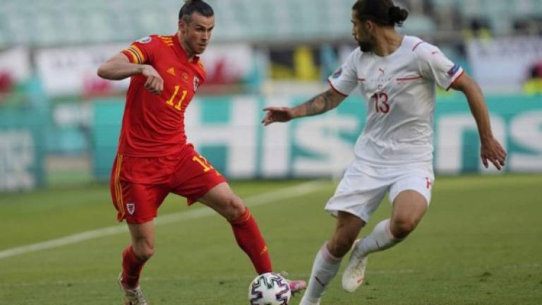 El delantero de Gales Gareth Bale es marcado por el defensor suizo Ricardo Rodríguez durante el partido de fútbol del Grupo A de la UEFA EURO 2020.