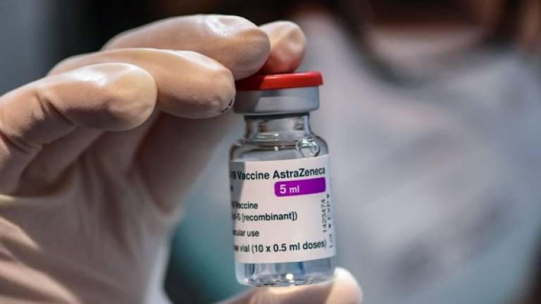 Varios países europeos suspendieron la vacuna de Astrazeneca tras reportar trastornos de coagulación en personas inmunizadas. Reino Unido defiende su eficacia./AFP.