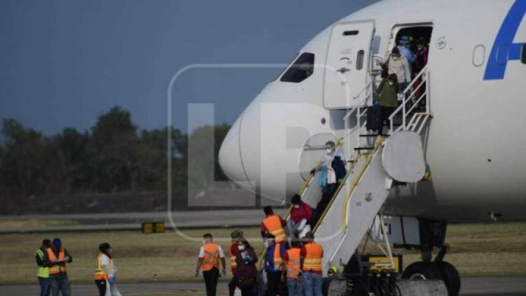Los 334 hondureños llegaron en un vuelo, chárter operado por Air Europa, a alrededor de las 3:30 pm.