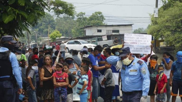 Pobladores de la Santa Marta cerraron el paso al sector en la mañana para demandar alimentos.