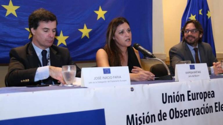 José Ignacio Farias y Marisa Matías (de izquierda a derecha) fueron quienes se dirigieron y contestaron las preguntas planteadas en rueda de prensa.