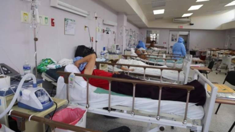 De los más de 4,000 casos activos, más de 500 están internos en los hospitales del país. Foto: La Prensa.