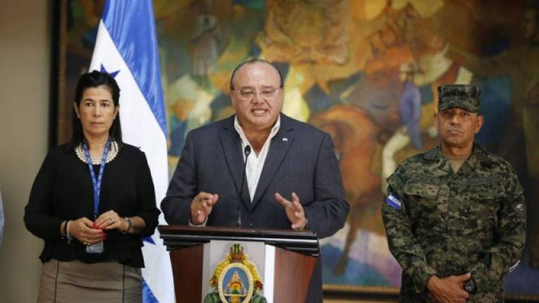 La directora de la DEI, Miriam Guzmán, el ministro Roberto Ordónez y el comandante de Fusina, Gustavo Adolfo Paz.