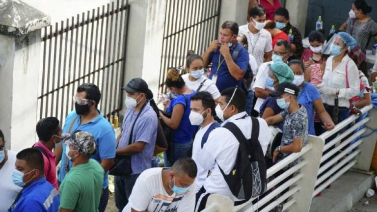 Al hospital del norte del Seguro Social llegan afiliados para atenciones y recibir medicamento Maiz. Fotos: Amílcar Izaguirre y Moisés Valenzuela.