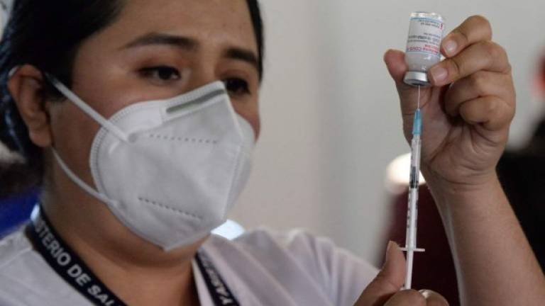 Recibirán la vacuna trabajadores público y no públicos. Foto archivo AFP