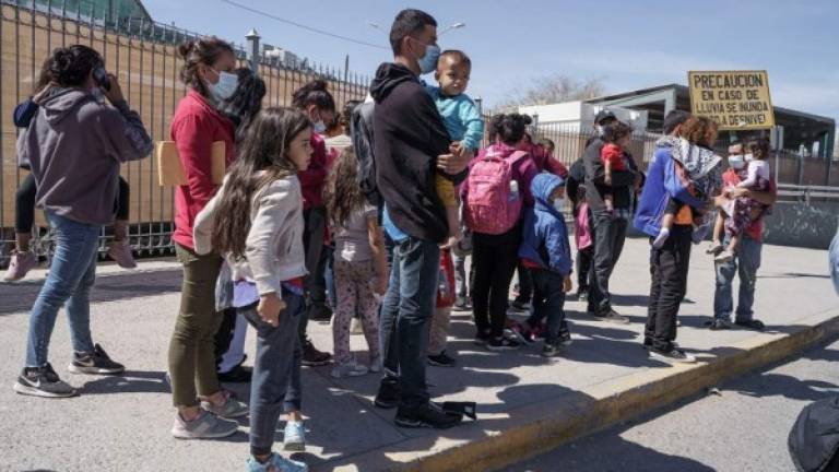 Los migrantes adultos y algunas familias detenidas en la frontera son expulsados de inmediato por una ley emitida por el Gobierno de Trump amparada en la pandemia de covid 19./AFP.
