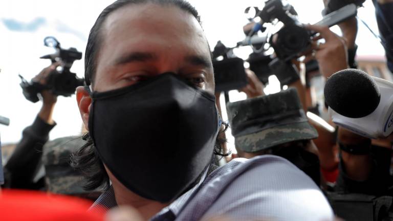 El exfuncionario hondureño Marco Bográn es trasladado hoy por militares a los Tribunales en Materia de Corrupción, en Tegucigalpa (Honduras). EFE/Gustavo Amador