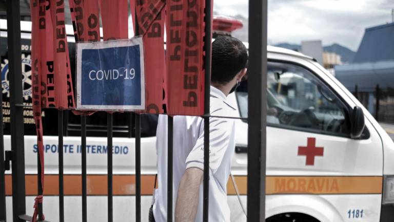 Una ambulancia sale del área de emergencias para covid-19 en un hospital de San José, Costa Rica.