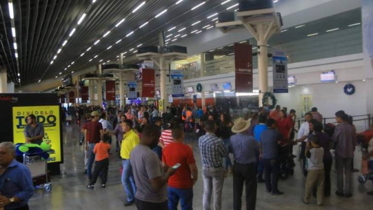 El aeropuerto Ramón Villeda Morales está teniendo un tráfico mucho mayor al habitual desde noviembre. Foto: M. Cubas.