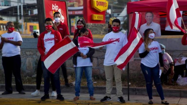 Simpatizantes del Partido Liberal ondean banderas y gritan arengas durante una concentración hoy, en Tegucigalpa (Honduras). EFE