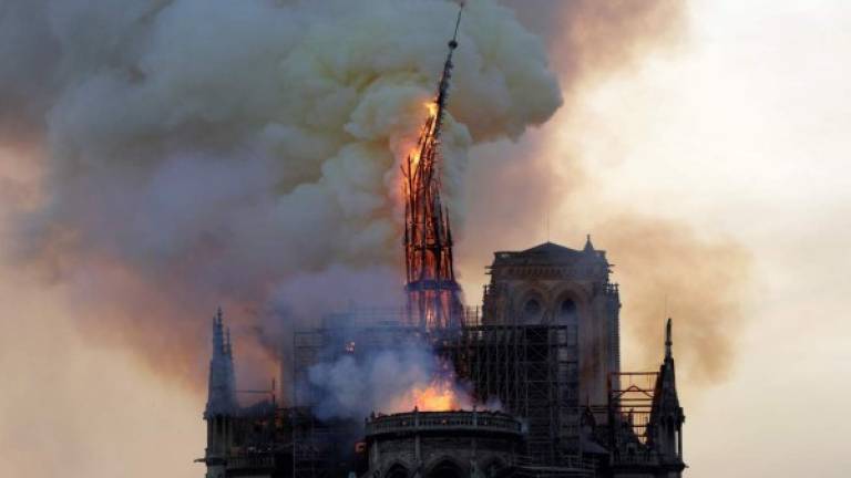 Un violento incendio golpeó la emblemática catedral de Notre Dame de París. Foto: AFP