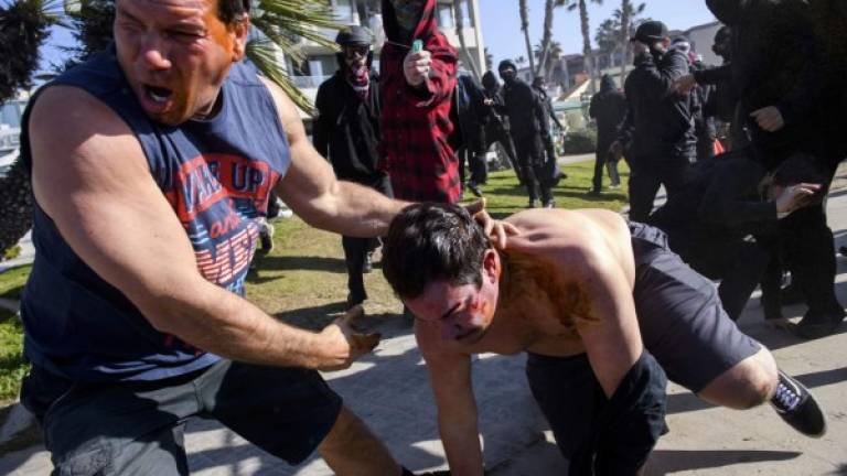 Manifestantes de Trump se enfrentaron con miembros de Antifa y Black Lives Matter durante una protesta a favor del magnate en San Diego./AFP.