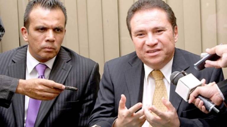 El exministro de la Presidencia, Enrique Flores Lanza, junto a su abogado.