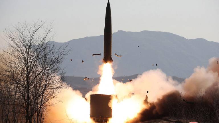 Corea del Norte lanzó ayer dos nuevos misiles balísticos incrementando la tensión en la península.