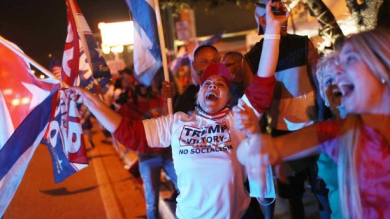 Los partidarios del presidente de los Estados Unidos, Donald Trump, vitorean fuera del restaurante Versailles mientras esperan los resultados de las elecciones presidenciales del 3 de noviembre de 2020 en Miami, Florida. AFP