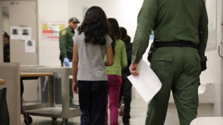 Es crítica la situación de miles de niños migrantes en los albergues de Texas, Estados Unidos.
