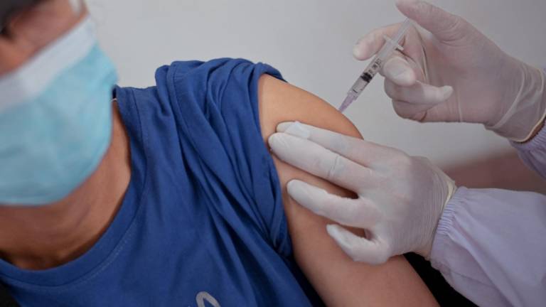 Una cuarta dosis de la vacuna de Pfizer o Moderna es parcialmente eficaz contra la nueva cepa del covid 19.
