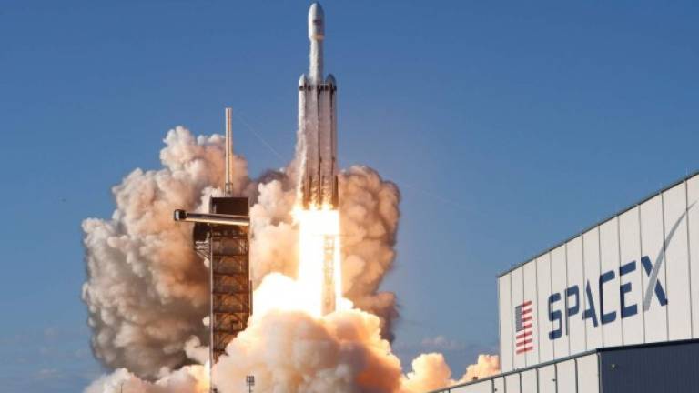 La empresa aeroespacial espera enviar miles de pequeños satélites para formar un sistema global de banda ancha llamado 'Starlink'. Foto SpaceX