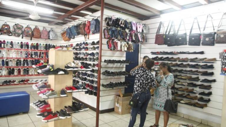 Un negocio de zapatos localizado en el barrio El Centro de la ciudad. Foto: Melvin Cubas.