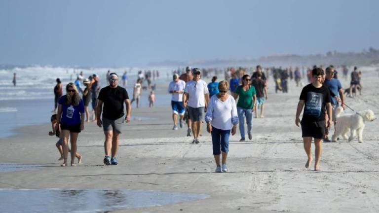 Florida se convirtió ayer en uno de los primeros estados de EEUU en levantar el confinamiento con la polémica reapertura de las playas de Jacksonville, pese al aumento de casos de coronavirus registrado este fin de semana.