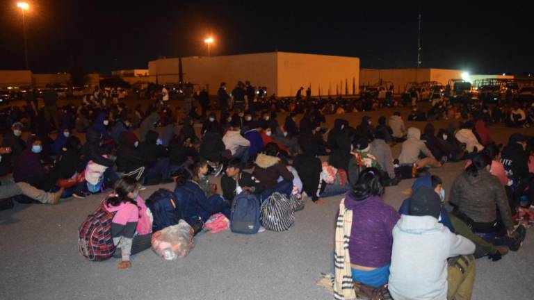 Autoridades mexicanas detuvieron a cientos de migrantes que eran trasladados en 3 tráileres hacia la frontera con Estados Unidos.