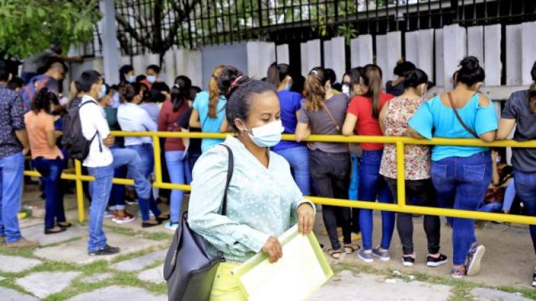 Cientos de personas hacen largas filas afuera de las maquilas de la zona norte con la esperanza de dejar su currículum. Foto: Melvin Cubas.