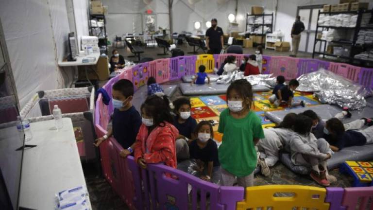 Biden enfrenta una crisis migratoria con miles de niños que llegaron solos a EEUU hacinados en albergues en Texas./AFP.