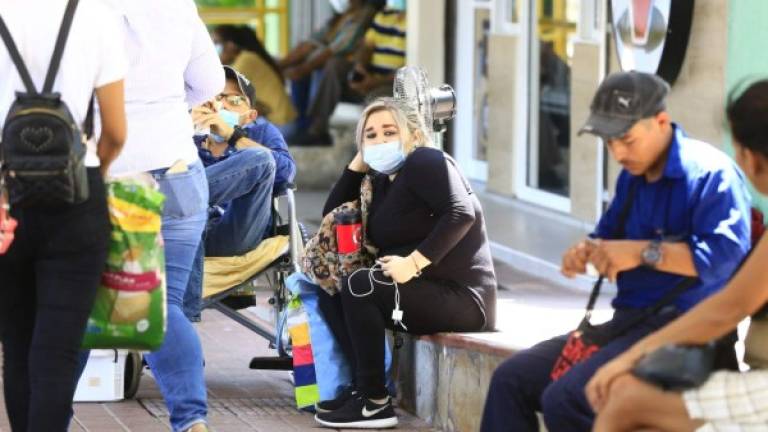 En el hospital Mario Rivas se suspendió la consulta externa y los familiares de los pacientes internos deben colocarse mascarillas. Fotos Moisés Valenzuela.