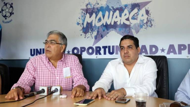 Roberto Castillo (izquierda) anunció postura de Monarca.