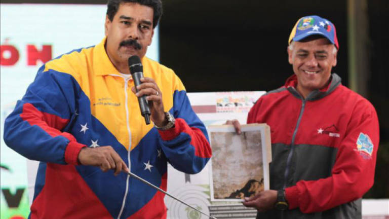 Fotografía cedida por el Palacio de Miraflores donde se observa al presidente de Venezuela, Nicolás Maduro, este 30 de octubre de 2013 durante un acto de Gobierno en Caracas (Venezuela). EFE