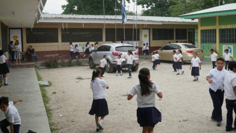 Estudiantes del centro básico Jacinto Meza Guillén de la colonia La Amistad. fOTO: ARCHIVO/La Prensa.