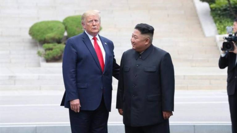 Donald Trump hizo historia este domingo al convertirse en el primer presidente de Estados Unidos en pisar suelo norcoreano, en un sorpresivo encuentro con Kim Jong Un que permitió reactivar las negociaciones sobre el programa nuclear.