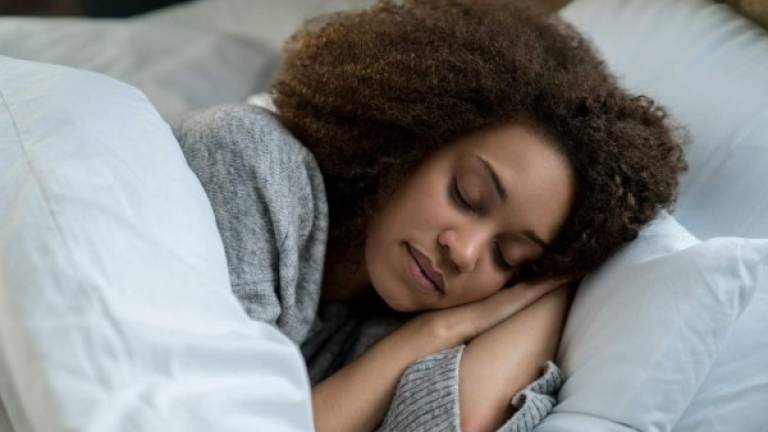 Los expertos recomiendan dormir ocho horas para no excederse ni tampoco dormir menos.