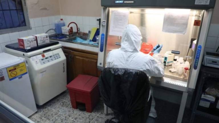 La falta de equipos, reactivos y pruebas PCR ha puesto en una situación de precariedad al Laboratorio Nacional de Virología (LNV).