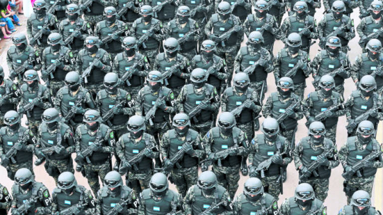 Los miembros de la Policía Militar fueron ovacionados durante su participación en el evento patrio en el estadio Nacional.